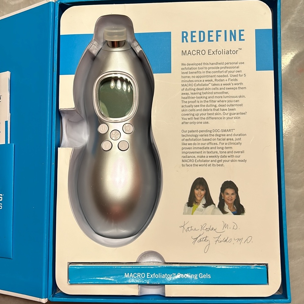 Rodan + Fields Blue and White Redefine Exfoliator